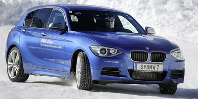 BMW M 135i xDrive на заснеженном полигоне