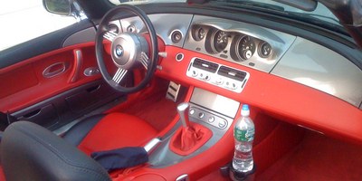 Интерьер BMW Z8 выдержан в красных тонах