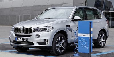 BMW X5 eDrive 2016 на подзарядке