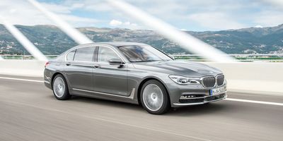 Две топовых и одна сверхэкономичная версии BMW 7 доступны в России