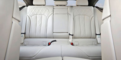 Сзади в салоне BMW 6 Series Gran Turismo