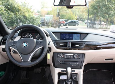 Уютный салон BMW X1 заимствован у третьей серии BMW