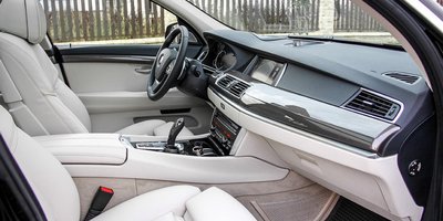 Салон BMW 5 отличается комфортом и тишиной