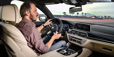 За рулём BMW M760Li xDrive