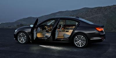 Световая дорожка перед открытыми дверьми BMW 7