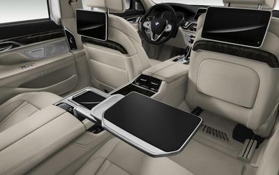 К услугам пассажиров BMW 7 все мыслимые удобства