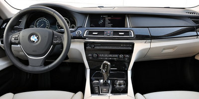 Интерьер BMW M760Li xDrive