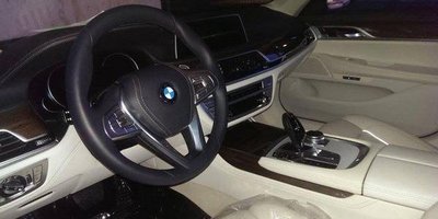 Салон BMW 7 выполнен в лучших традициях марки