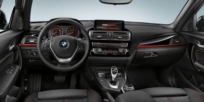 На панели появился большой тачскрин системы iDrive